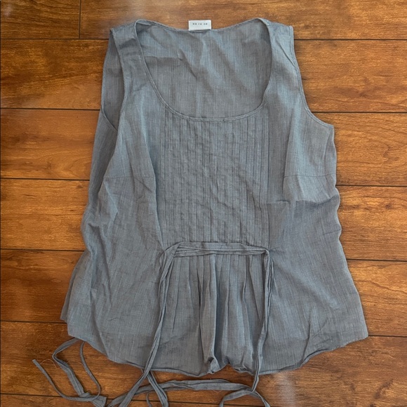Gray Sleeveless Pleated Top - Picture 7 of 7